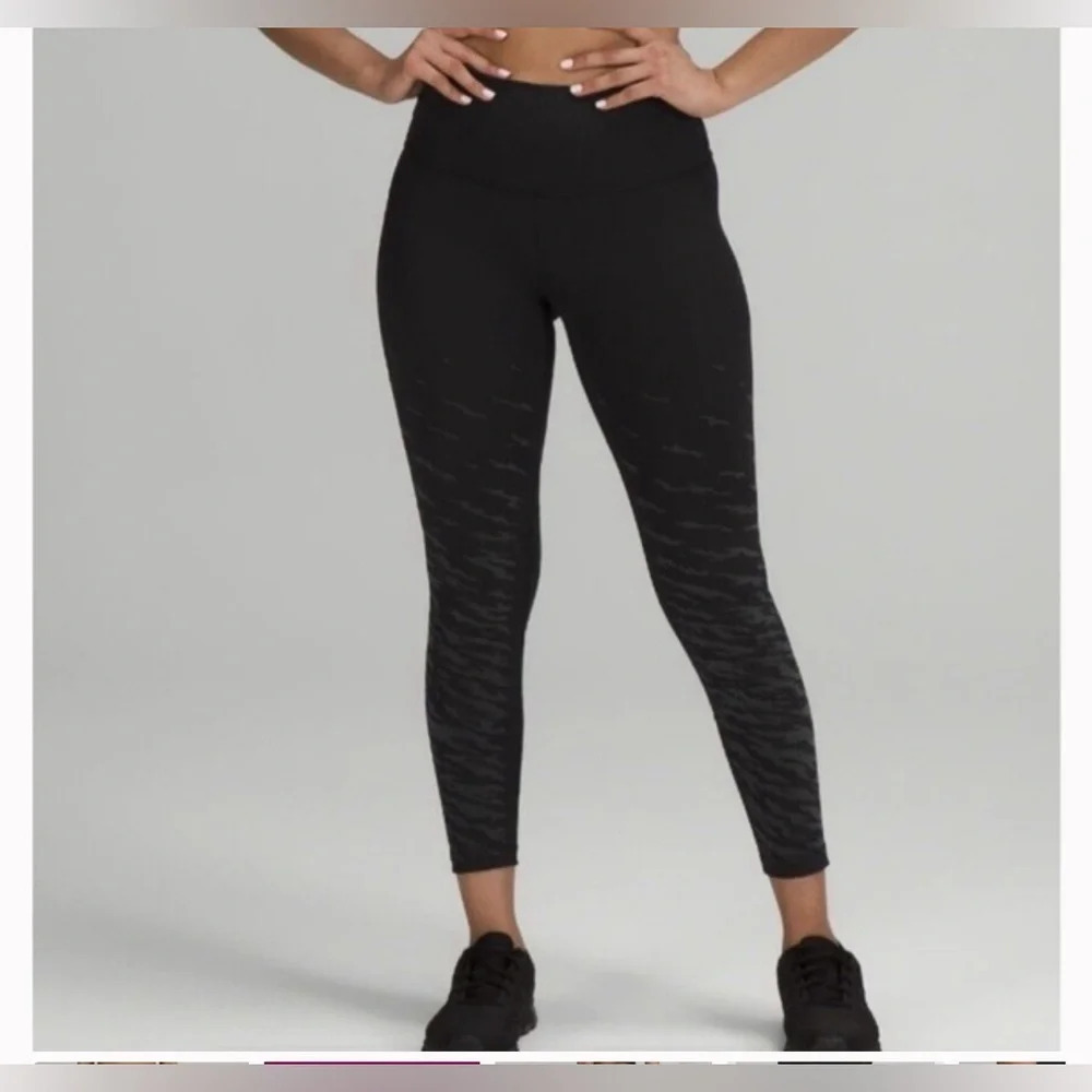 Lululemon Lunar New Year Wunder Under High-Rise Tight 25" ~ Size 6.